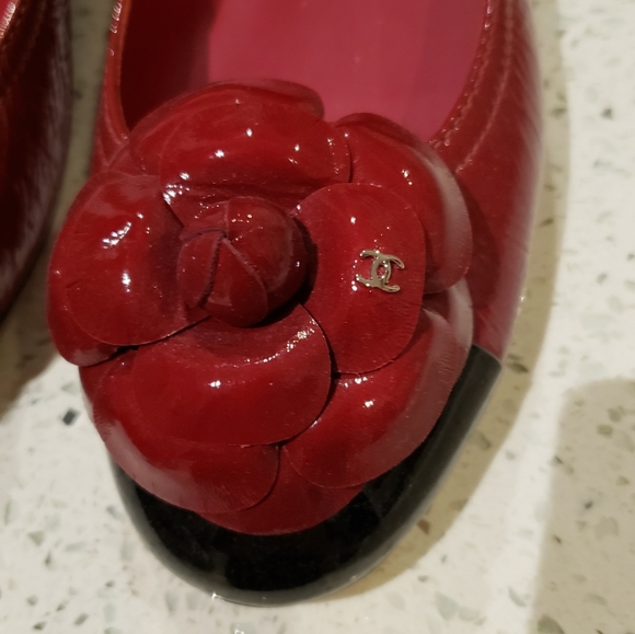 ***SOLD****100% Authentic BNIB Chanel Camillia Red Flats - Picture 4 of 8
